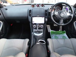 すっきりとしたフェアレディZらしいデザインのダッシュ回り！フロントビューの視認性もよく運転しやすいと思います★