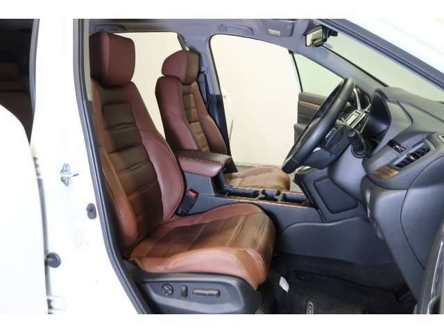 フロントシートには電動パワーシートを採用★シート前後のスライド・リクライニングの角度、高さを電動で調整可能です★
