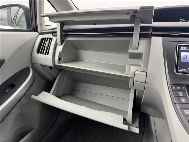 【グローブボックス】車検証ケースや、日頃使う小物類の収納に便利ですね！