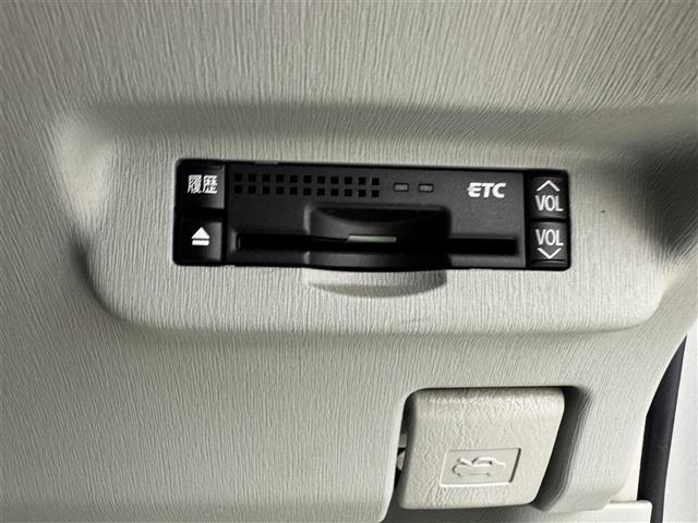 【ETC】有料道路を利用する際に料金所で停止することなく通過できる、ETC車載器（ノンストップ自動料金収受システム機器）が装備されています。セットアップを行うことで利用可能になります。