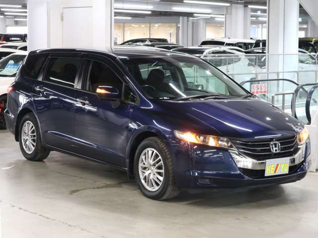雨が降ってもゆったりと車選びができる全天候型立体展示場！エスカレーター完備！