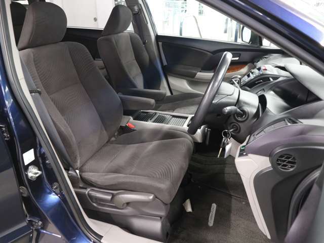 当社販売担当者、仕入担当者、リフトに持ち上げ車検検査員による下廻りチェックをクリアした高品質車を展示しております。