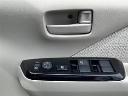 【パワーウィンドウ】運転席から全座席の窓の昇降操作が可能。お子様などの操作による予期せぬトラブルを防止できるロック機能もあります。