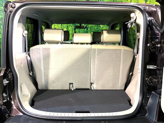 普段のお買い物や通勤、送迎等に十分な荷室スペースを確保しております。セカンドシートを倒すと、大きな荷物の積載も可能です♪