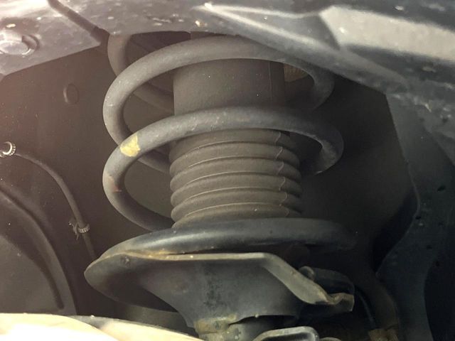 お車を安心してお乗りいただく為には、足回りの定期点検が欠かせません。サービスサポート（有償保証）では無料点検もご提供しており、安心のカーライフをお過ごしいただけるサポート体制が整っています。