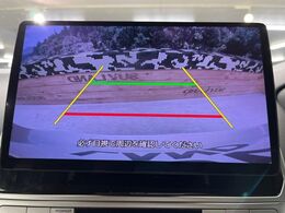 【バックカメラ】駐車時に後方がリアルタイム映像で確認できます。大型商業施設や立体駐車場での駐車時や、夜間のバック時に大活躍！運転スキルに関わらず、今や必須となった装備のひとつです！