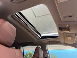 【サンルーフ】開放感たっぷりの希少装備、サンルーフが装着されています！車内に明かりを取り入れたり景色を楽しむ以外にも、車内の空気も簡単に換気できて快適です！