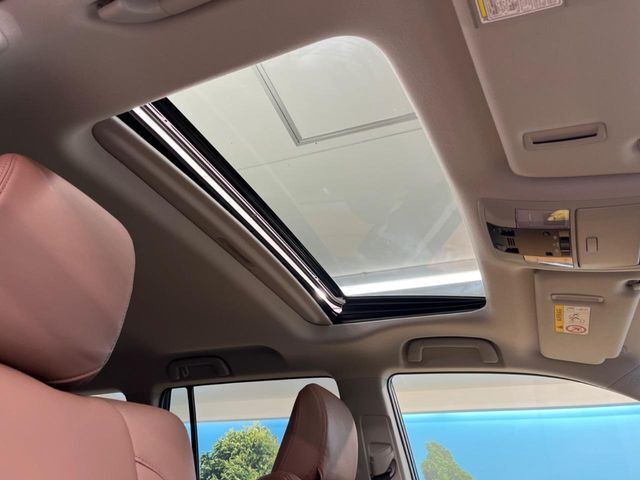 【サンルーフ】開放感たっぷりの希少装備、サンルーフが装着されています！車内に明かりを取り入れたり景色を楽しむ以外にも、車内の空気も簡単に換気できて快適です！