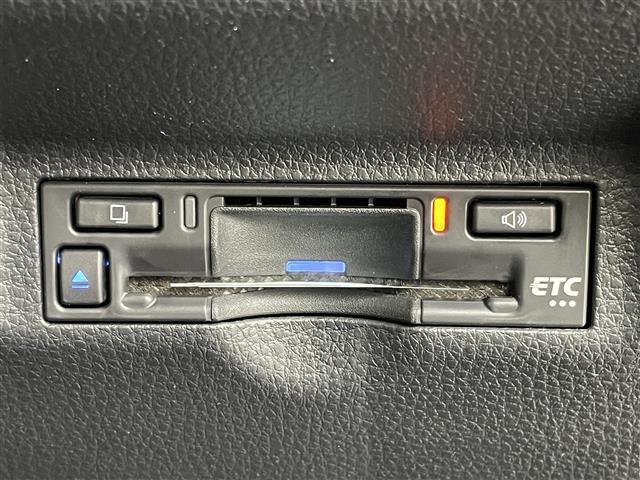 【ナビ連動型ETC】有料道路を利用する際に料金所で停止することなく通過できる、ETC車載器（ノンストップ自動料金収受システム機器）が装備されています。セットアップを行うことで利用可能になります。