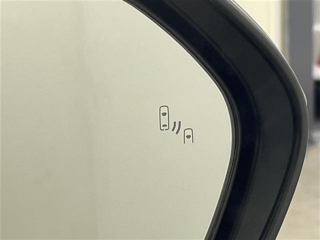 【ブラインドスポットモニター（メーカーオプション）】ドアミラーでは確認しにくい、後側方エリアに存在するクルマや、急接近してくるクルマを感知してお知らせすることで、不意の衝突を回避をサポートします！
