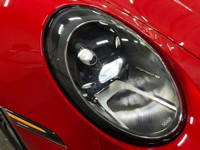 内側の4灯が光るLED式ヘッドランプを採用◎新世代の「911」にはスマートフォンとの連携やインターネット接続が可能な「Porsche　Connect」を搭載◎AppleCarPlayもお約束の装備！！