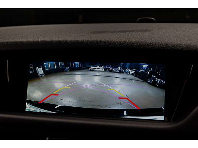 運転スキルに関わらず重宝するバックカメラが装備されています