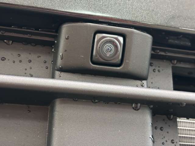 液晶ディスプレイが燃費や航続可能距離などを表示し、運転をサポートしてくれます。