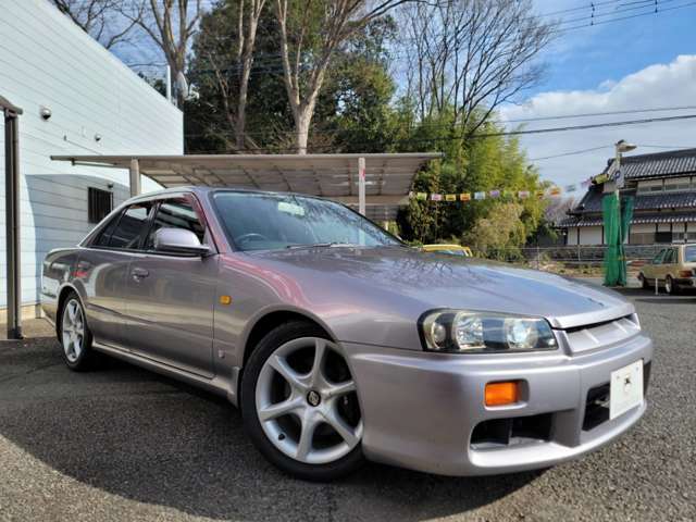 25GT-Vは、RB25DEエンジンに、17インチアルミホイール、4輪アルミキャリパー対向ピストンブレーキ、HICAS、LSDなど、ターボ車と同等のコーナリング性能・ブレーキ性能を付加した装備している