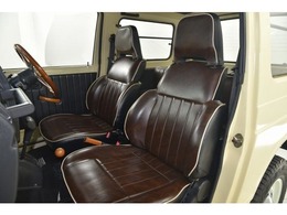 ヘタリの少ないシートに頑丈なシートカバーでインテリアをイメージチェンジ！