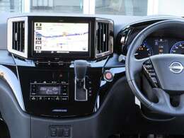 すっきりした運転席周りにはナビやエアコンの操作パネルを設置しておりますので、お一人での運転でもご安心できます。