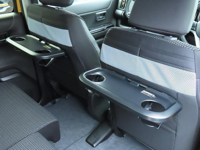 後席にお座りの方への気遣いが見える便利なテーブルが☆