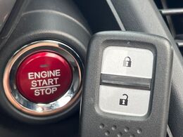 【スマートキー】カバンやポケットに入れたままでもドアの施錠・解錠が可能なスマートキーを装備。エンジンのオン・オフ時もカギを取り出す必要が無いからとっても便利です♪