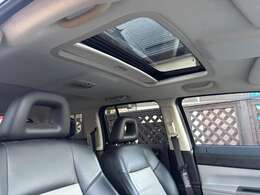 人気オプションのサンルーフ装備車になります♪ガラスを開ければ解放感◎♪車内の換気も簡単に行えて便利な装備です♪