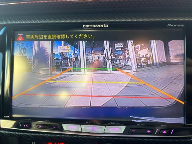 【バックカメラ】駐車時に後方がリアルタイム映像で確認できます。大型商業施設や立体駐車場での駐車時や、夜間のバック時に大活躍！運転スキルに関わらず、今や必須となった装備のひとつです！