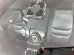 【ドライブレコーダー】安心・安全なカーライフに必須のドライブレコーダーを装備！走行中はもちろん、あおり運転や事故に遭遇した際の状況も映像で記録し、万一のリスクに備えます。