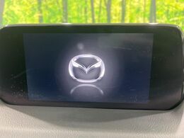 【マツダコネクトナビ】車内の雰囲気にマッチした一体型タイプのナビ。各種車輌設定やBluetooth再生等、様々な機能が楽しめます。直感的なダイヤル操作が可能で、使い勝手も良好です。