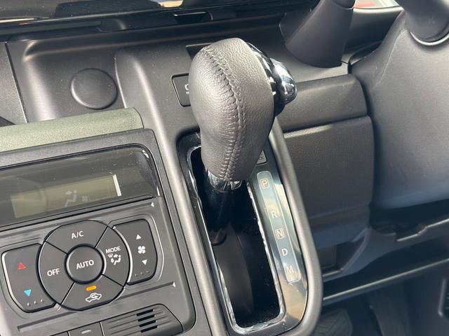 設定した温度に自動調整【オートエアコン】！車内を快適に保ちます♪足元すっきりの【インパネシフト】！