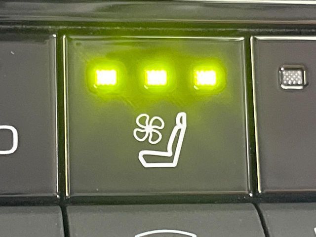 【シートベンチレーション】夏場は涼しい風でお尻や背中の熱やムレを防ぎ、冬はエアコンよりも早く温まってポカポカに！季節を問わず快適に過ごせます。