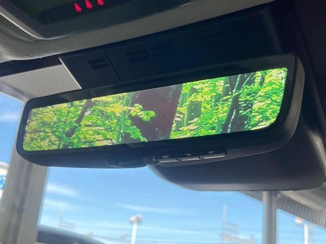 【デジタルインナーミラー】後席の大きな荷物や同乗者で後方が確認しづらい時でも安心！カメラが撮影した車両後方の映像をルームミラー内に表示。クリアな視界で状況の確認が可能です！