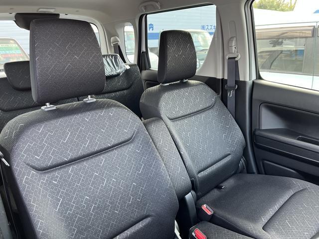 フロントシートはベンチシートです。インパネシフトで足元は広々。運転席と助手席はウォークスルーできます。