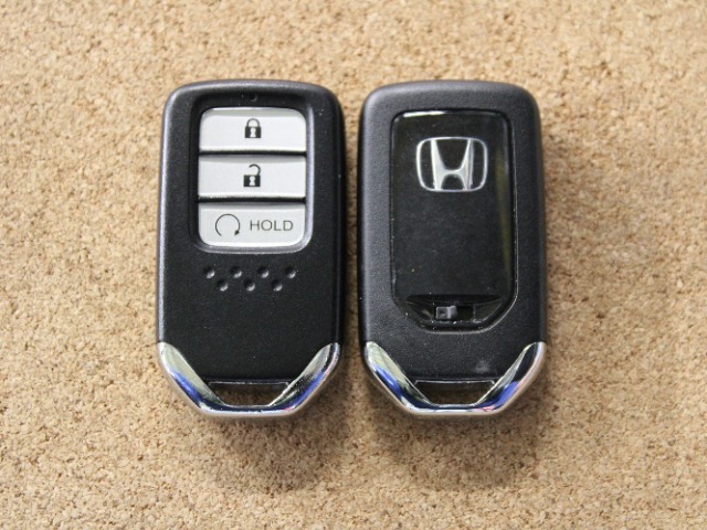 スマートキーが付きます。携帯しているだけでドアの施錠・開錠、IGのON・OFFができて便利です。