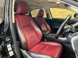 【レザーシート】ならではの高級感あふれる内装がこたわりのアイテム。見た目の高級感とより上質な座り心地をお楽しみください。