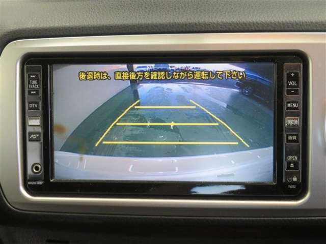 車両後方の映像を映すバックモニター。進路を確認しながら安全に車庫入れできます。