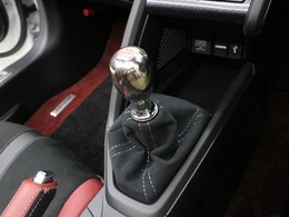 【フロア6速MT】短いストロークで操作フィールのよいシフト！