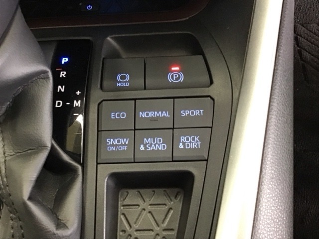 パーキングブレーキはスマートな電子制御式と合わせて渋滞時等にブレーキペダルから足を離しても停車状態を保持してくれるオートブレーキホールド機能で運転が楽になります。スタートはアクセルペダルを踏むだけ