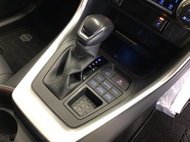 発進時から滑らかに加速する無段階変速のCVTはストップ/ゴーの多い街の中も快適です
