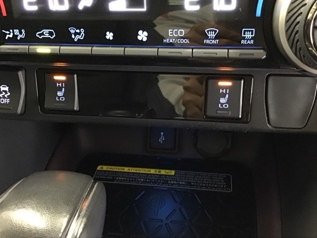 運転席/助手席シートヒーターで寒い日もすぐに温かくなり快適に過ごせます。2段階の温度調整が可能です