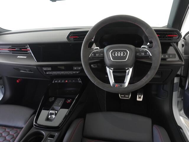 指定工場で車検までご対応可能。6ベイを完備したサービス工場を併設し、快適なAudiライフをサポートします。詳しくは0078-6002-900146中古車スタッフまで