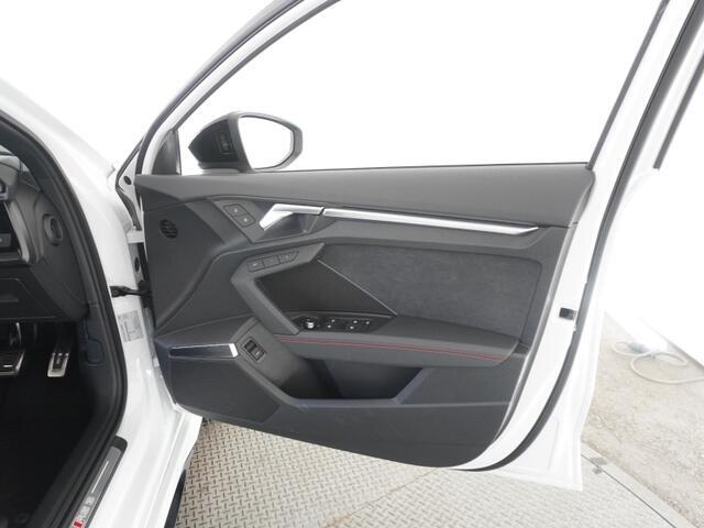 ドアを開けると上質で上品な室内空間が広がり細部までこだわったAudiデザイン性と、物づくりのこだわりを感じて頂けます。詳しくは0078-6002-900146中古車スタッフまで