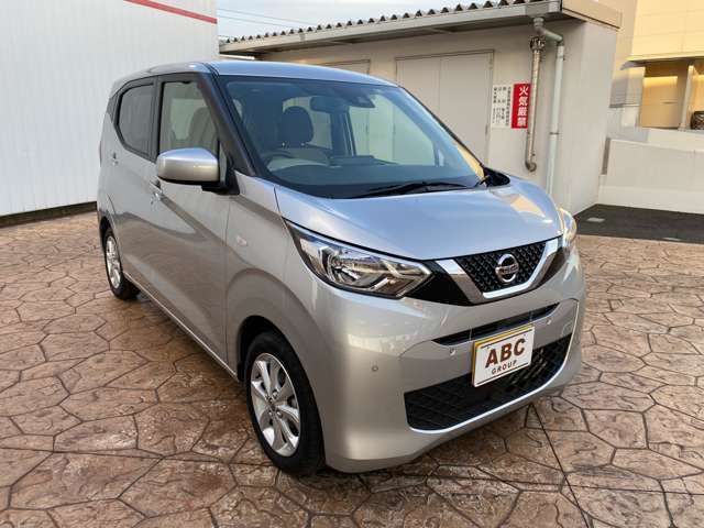 【保険取扱代理店】自動車任意保険も当店にお任せください。市内にある3店舗には保険コンシェルジュが常駐しております。万が一の事故や故障で動かなくなっても2台の車両積載車がございますのでご安心ください。