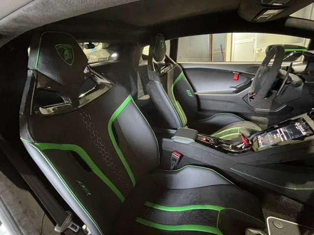 Interior color: Nero Ade, Verde Viper