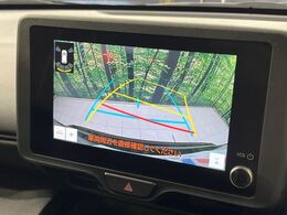 【バックカメラ】駐車時に後方がリアルタイム映像で確認できます。大型商業施設や立体駐車場での駐車時や、夜間のバック時に大活躍！運転スキルに関わらず、今や必須となった装備のひとつです！