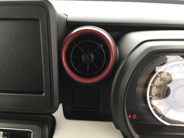 エアコンの風が直接顔にあたらない工夫！　　つまみを回せば風を拡散させることも可能です！