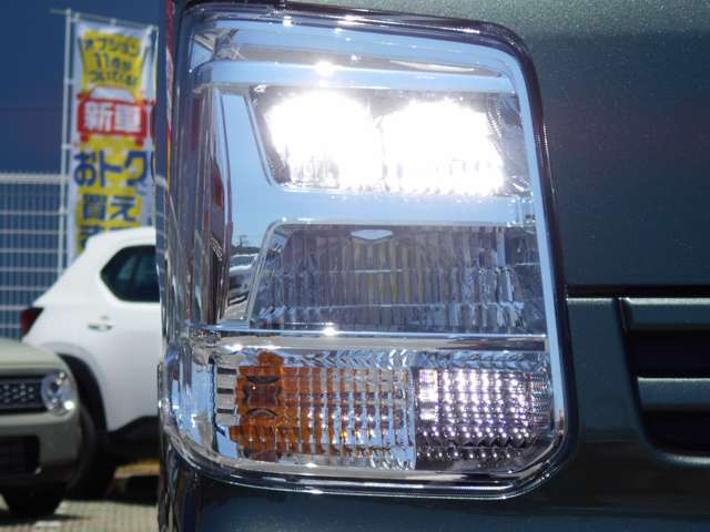 ヘッドライトは純正LEDでとても明るいです♪さらにAUTOライト機能付き♪自動でオンオフをしてくれるのでわざわざ電気をつける必要がありません♪