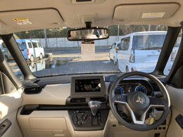 高いアイポイントとフラットなダッシュボードにより、運転席からの視界が広く、運転のしやすさに貢献しています。