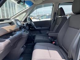 【助手席】きれいな助手席なので家族や友だちに乗ってもらっても安心です！新品のフロアマットのご注文も可能です。掲載箇所以外にご希望の写真がございましたらお気軽にお問い合わせ下さい。