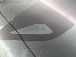 【トヨタセーフティセンス】走行中に前方の車両等を認識し、衝突しそうな時は警報とブレーキで衝突回避と被害軽減をアシスト。より安全にドライブをお楽しみいただけます。