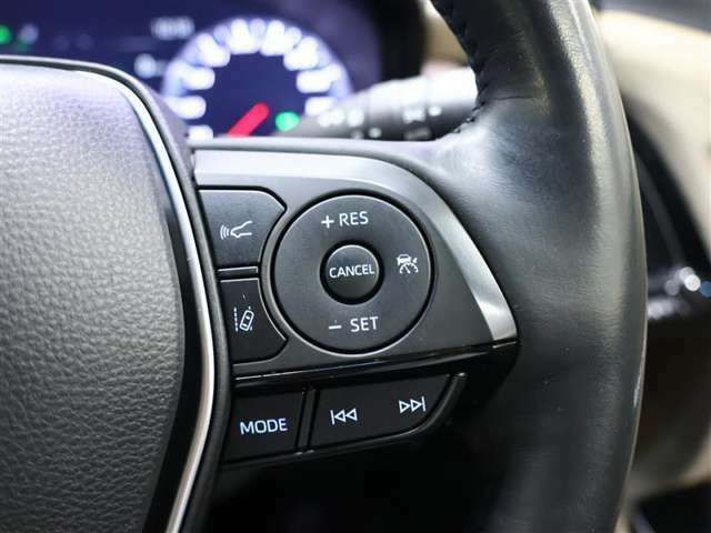 【レーダークルーズコントロール（追従機能付）】アクセルを踏まなくても、車間制御モードは、先行車に合わせた追従走行を行い、自動的に加速・減速・停止をします。定速制御モードは、一定の車速で走行できます