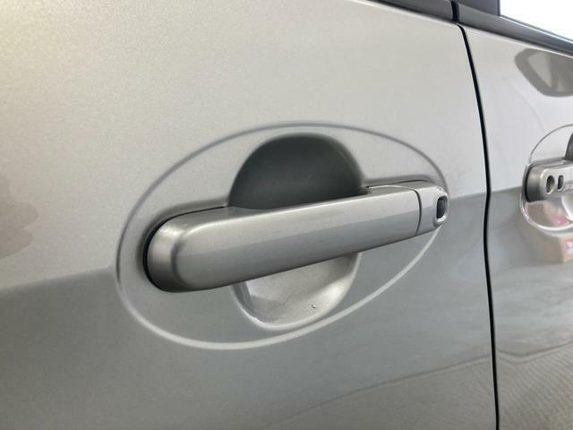 ドアハンドルにはリクエストスイッチというボタンがあり、リモコンキーが近くにある状態の場合、ワンタッチでドアの施錠解錠が行えます。