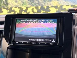 【バックカメラ】駐車時に後方がリアルタイム映像で確認できます。大型商業施設や立体駐車場での駐車時や、夜間のバック時に大活躍！運転スキルに関わらず、今や必須となった装備のひとつです！
